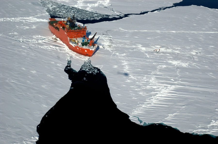 Aurora Australis in Antarctic waters Aurora Australis in Antarctic waters