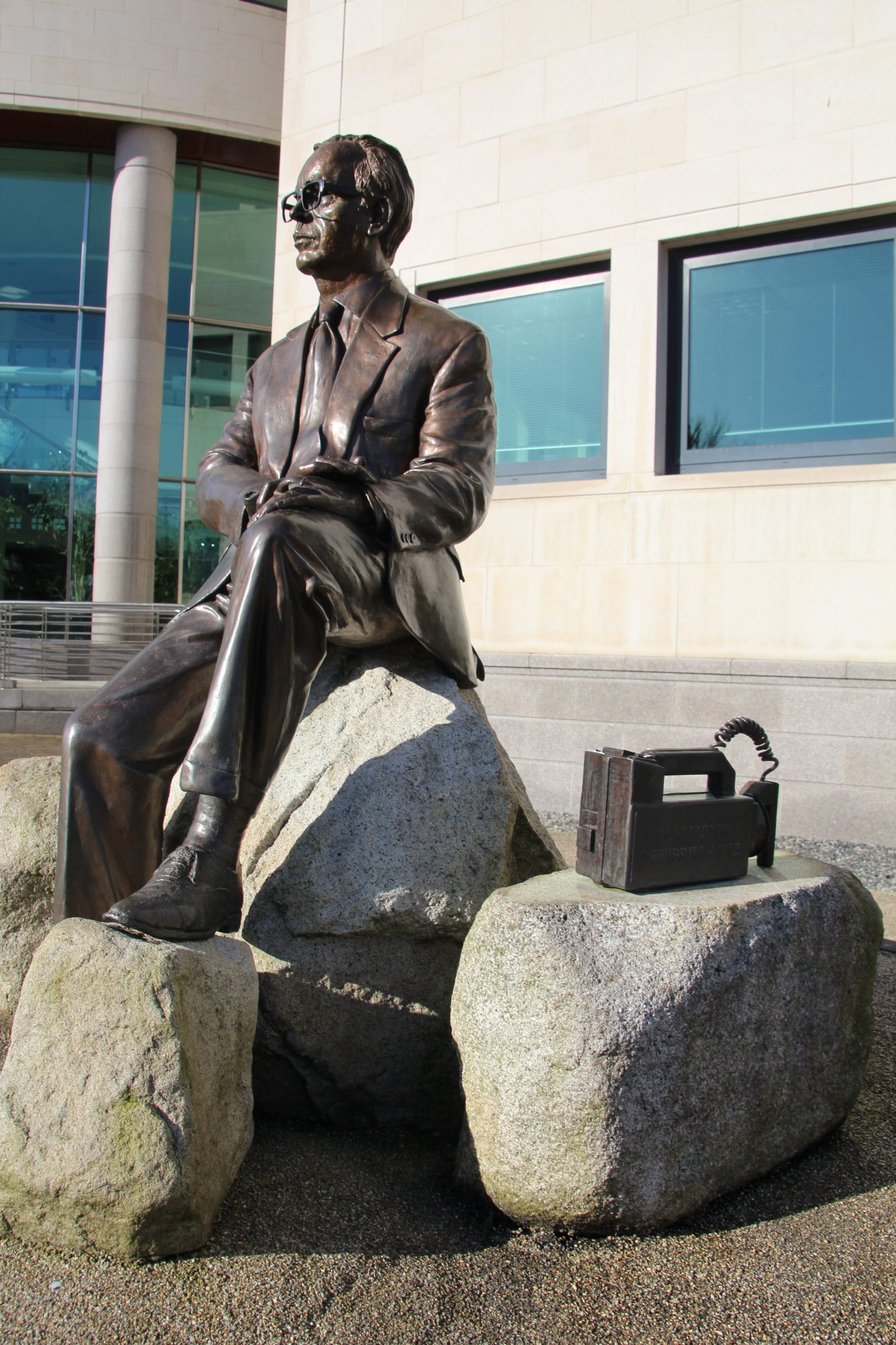 sculpture of Pantridge sitting next to a defibrillator